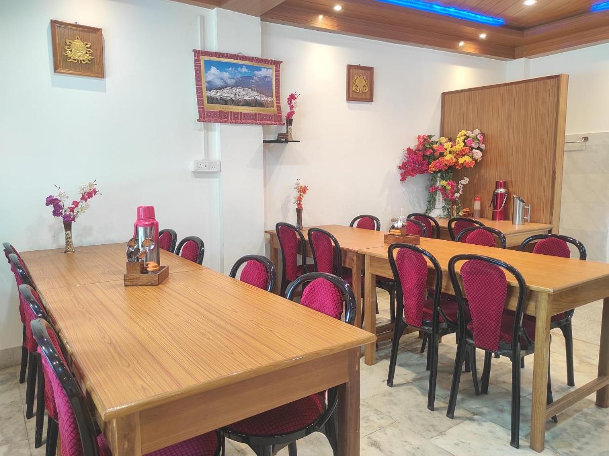 Hotel Tawang Regency Buitenkant foto