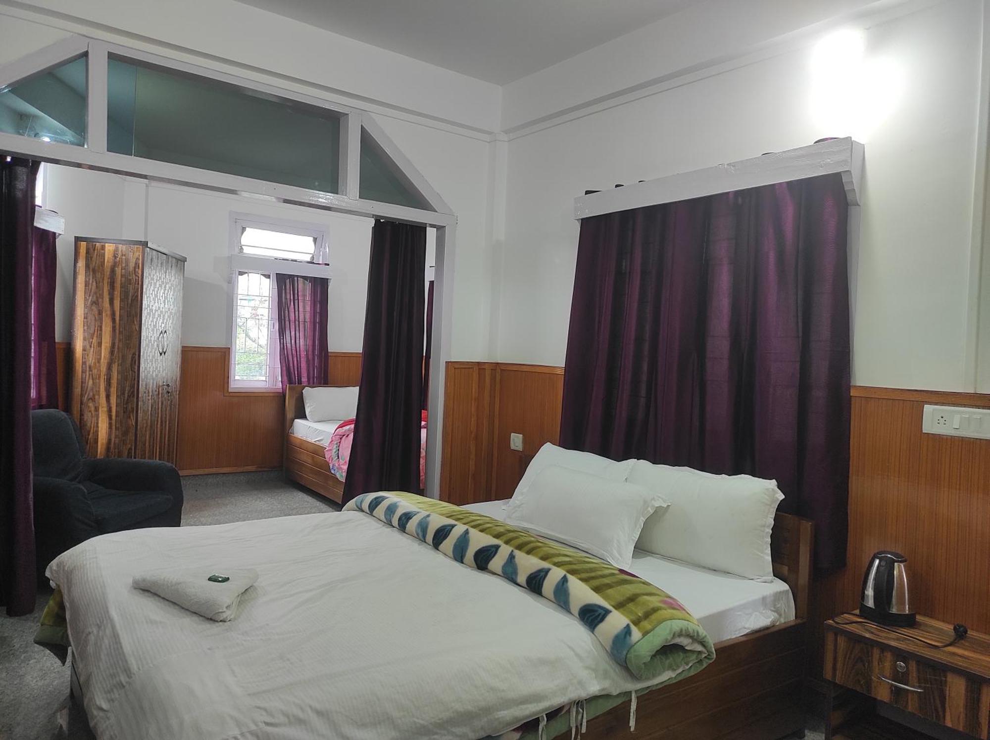 Hotel Tawang Regency Buitenkant foto