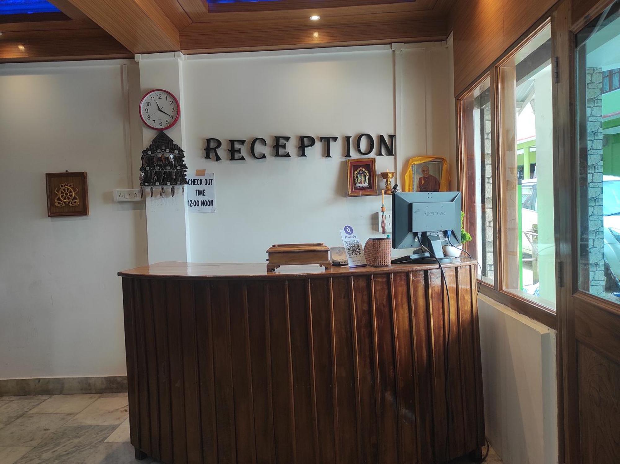 Hotel Tawang Regency Buitenkant foto